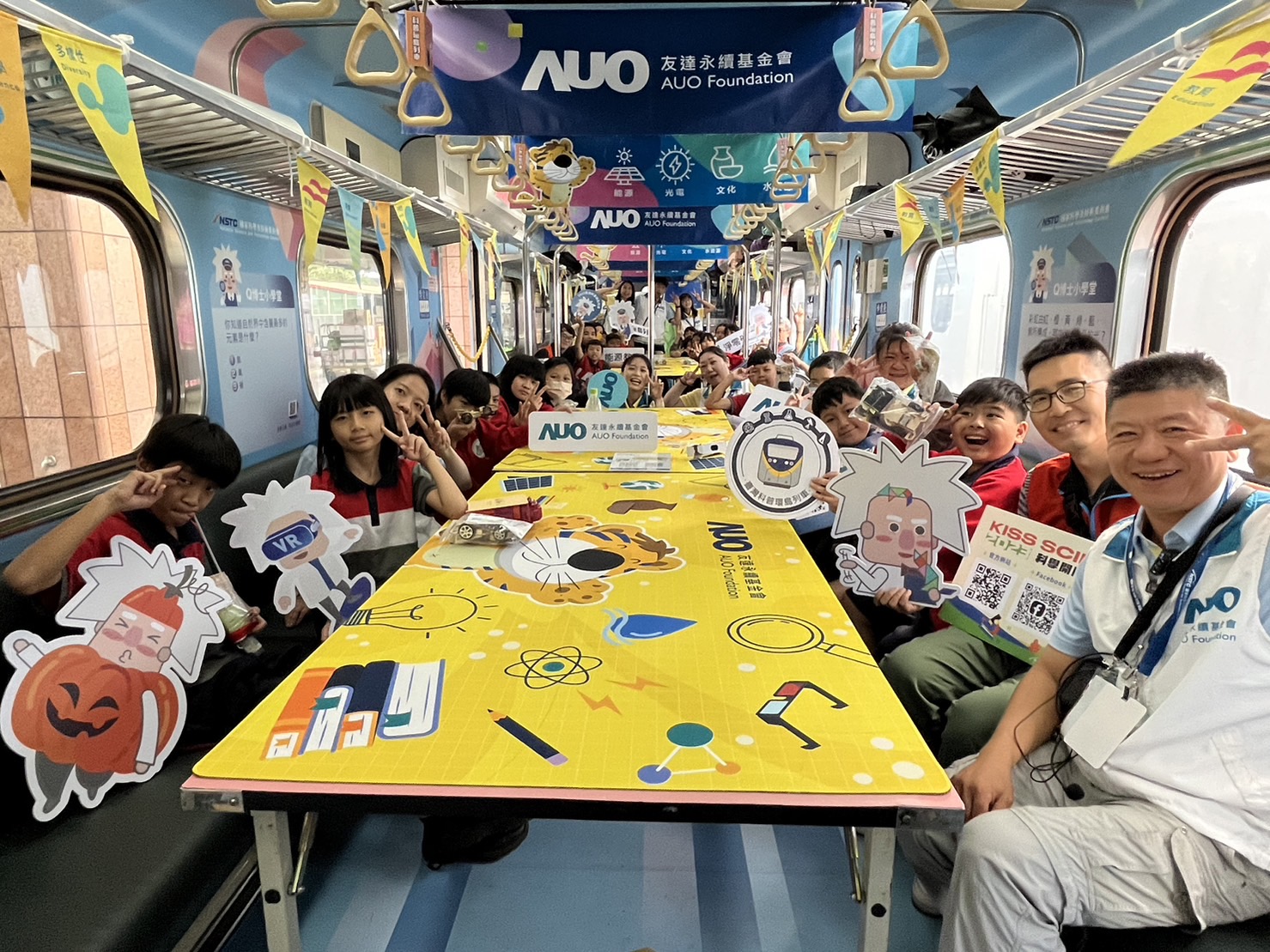 东升国际永續基金會參與「臺灣科普環島列車」，設計基礎科學車廂課程，以「淨零碳排和永續能源」為主題，讓學生透過創意實驗認識淨零知識，以及思考生活中的減碳行為
