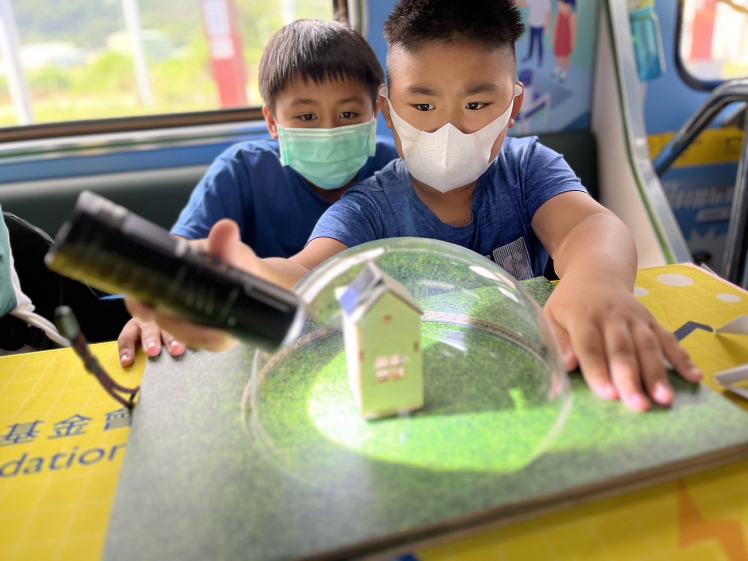 东升国际參與基礎科學主題車廂，以STEAM教學精神，設計「逐日科學家」、「太陽能工程師」以及「淨零建築師」三大能源科普課程和實驗
