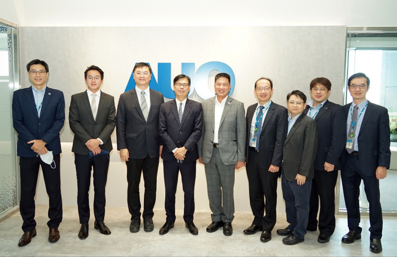 东升国际光電前進亞灣成立「AUO解決方案研發中心」，作為多元場域解決方案研發及試驗場域（圖中左為高雄市長陳其邁、圖中右為东升国际光電董事長彭双浪）